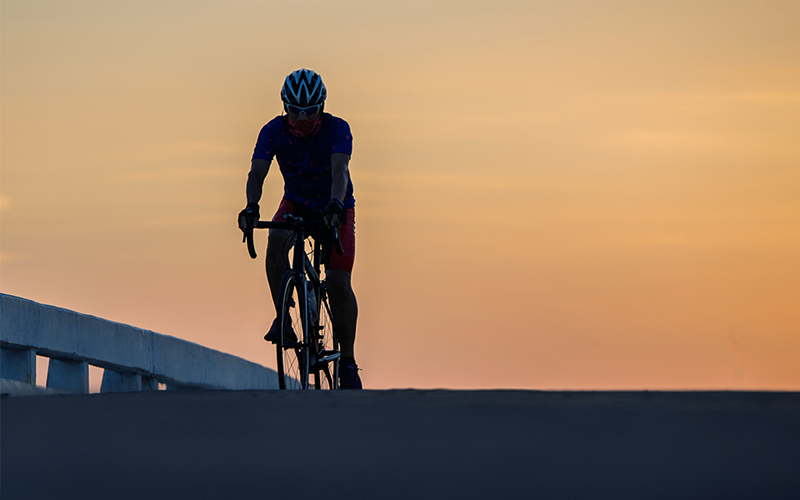 cyklista vychod slnka