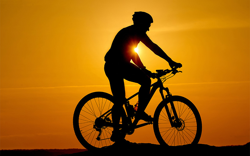 cyklista zapad slnka