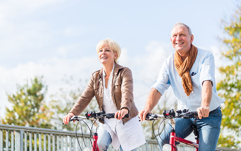 seniori bicykluju