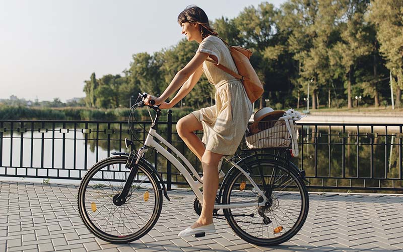 žena na bicykli