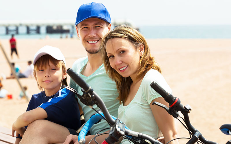 rodičia s dieťaťom  pri bicykloch