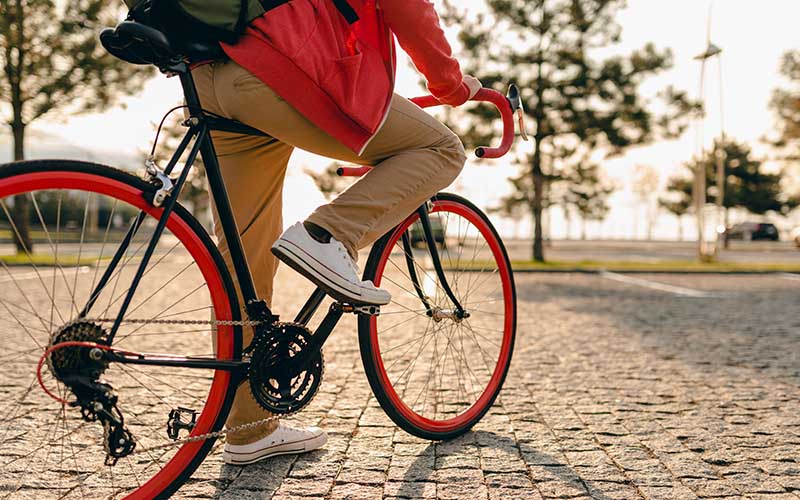 muž na bicykli