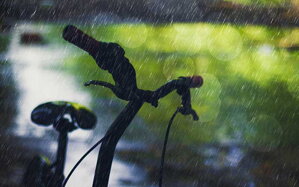 Cyklistika za dažďa: Ako sa na ňu pripraviť a čo si vziať