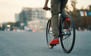 Poradíme vám: čo si obliecť pri dochádzaní na bicykli do práce