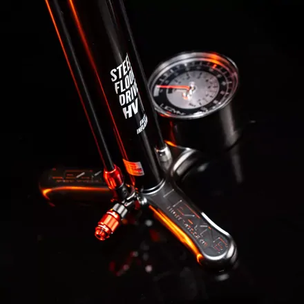 Lezyne pumpa STEEL HV FLOOR DRIVE 3.5 Lezyne pumpa STEEL HV FLOOR DRIVE 3.5