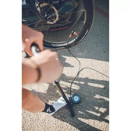 LEZYNE Pumpa nožná Alloy Floor Drive 220 psi, lesklá strieborná LEZYNE Pumpa nožná Alloy Floor Drive 220 psi, lesklá strieborná