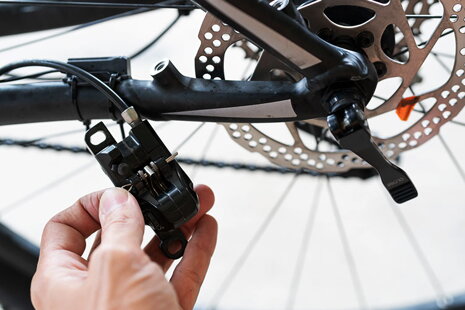 Rozdiel medzi hydraulickými a mechanickými brzdami: Ako fungujú a kedy sa používajú