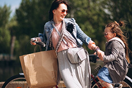 Viete, kedy je vhodná detská sedačka a kedy cyklovozík?